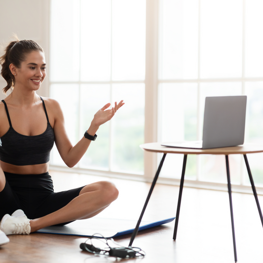 A women talking with her Online Personal Trainer